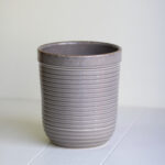 Macetero relieve cilindro – Gris