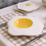 Plato hondo con forma de huevo frito