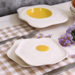 Plato postre con forma de huevo frito