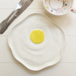 Plato llano con forma de huevo frito