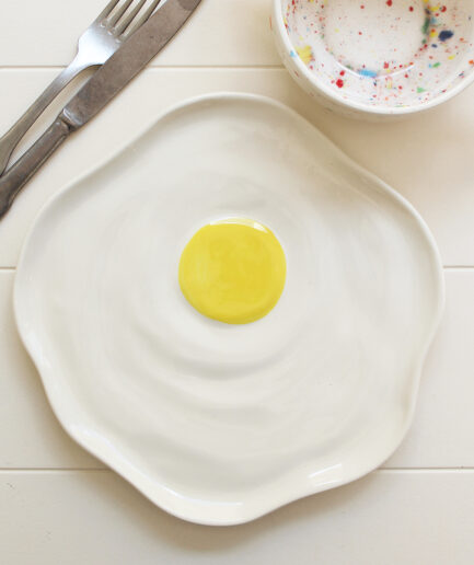 Plato llano con forma de huevo frito
