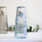 Jarra de cristal con vaso incorporado - Azul