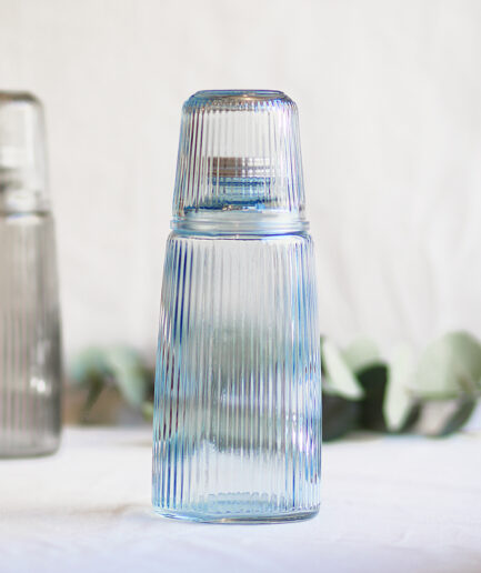 Jarra de cristal con vaso incorporado - Azul