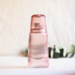 Jarra de cristal con vaso incorporado - Rosa